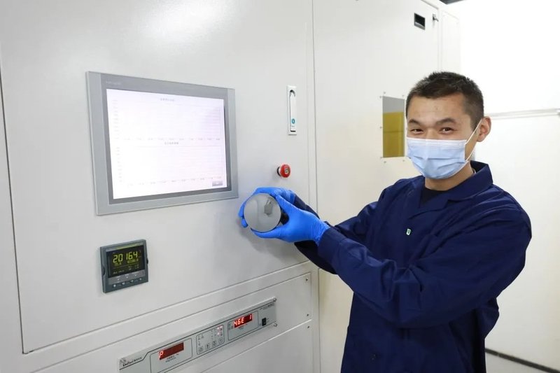 突破！浙大杭州科创中心先进半导体研究院首个碳化硅单晶出炉