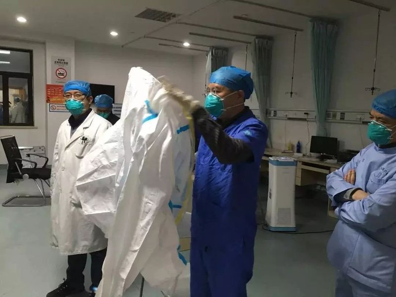 广州为武汉点亮温情灯光：武汉加油！