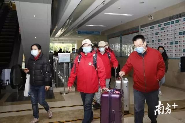 广州为武汉点亮温情灯光：武汉加油！