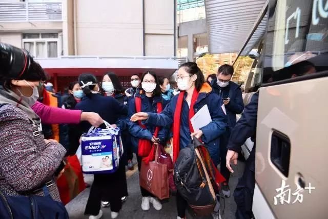 广州为武汉点亮温情灯光：武汉加油！