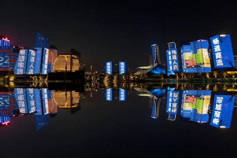 杭州推出最新版战“疫”灯光秀！