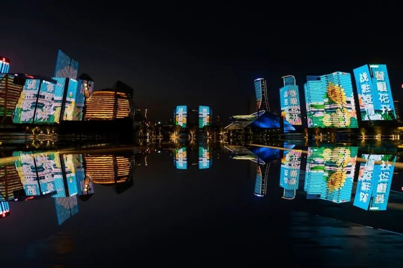 杭州推出最新版战“疫”灯光秀！