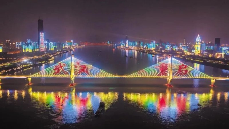 从“武汉重启”巨幕灯光秀，探讨户外广告屏市场的困境与出路