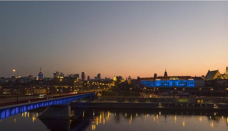 世界多地地标亮灯致敬抗疫一线医护人员