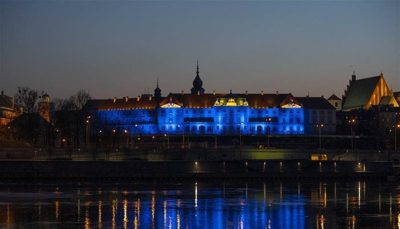 世界多地地标亮灯致敬抗疫一线医护人员