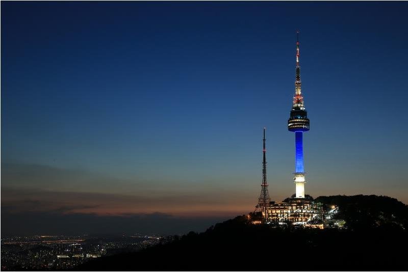 世界多地地标亮灯致敬抗疫一线医护人员