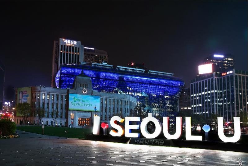 世界多地地标亮灯致敬抗疫一线医护人员