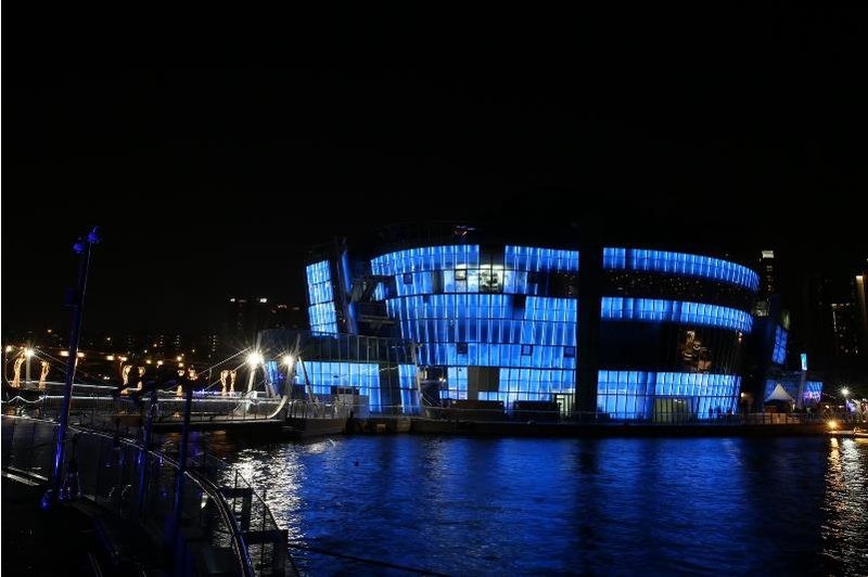 世界多地地标亮灯致敬抗疫一线医护人员