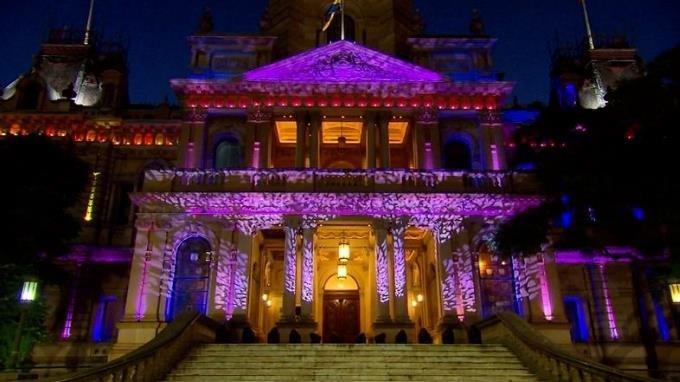 世界多地地标亮灯致敬抗疫一线医护人员