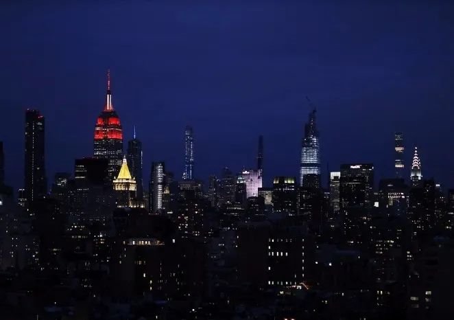 世界多地地标亮灯致敬抗疫一线医护人员