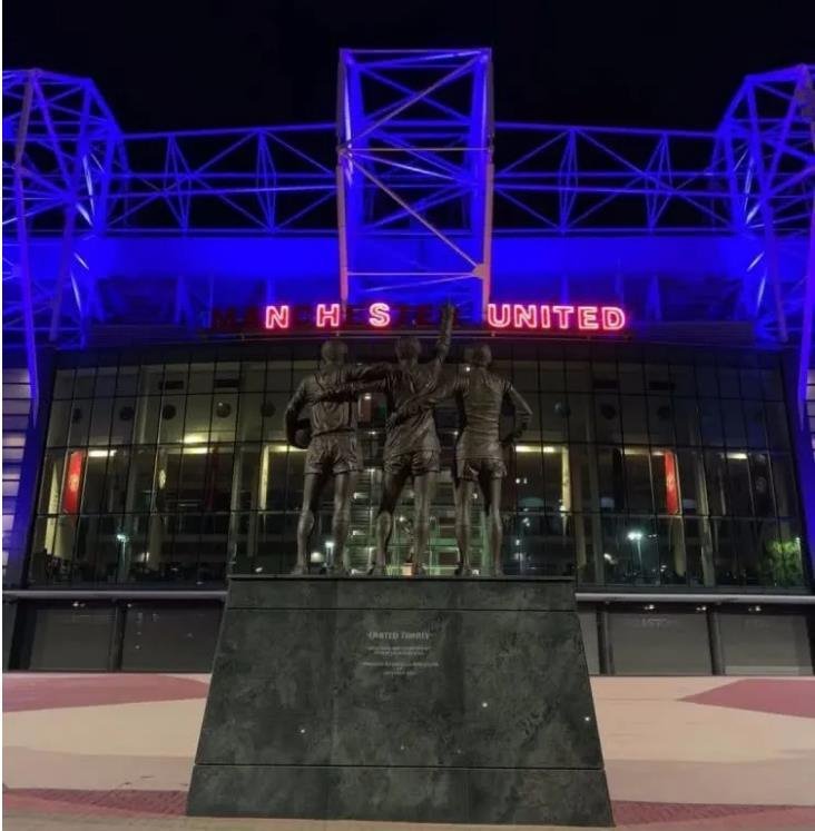 世界多地地标亮灯致敬抗疫一线医护人员