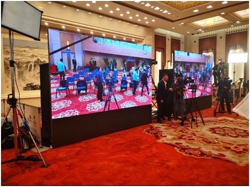 洲明UMini进驻人民大会堂！打造两会新闻发布视频交互新体验！