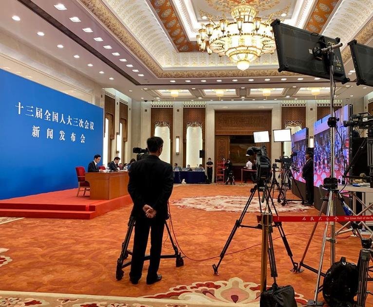 人民日报、新华社纷纷点赞！洲明UMini超高清视频交互助力两会