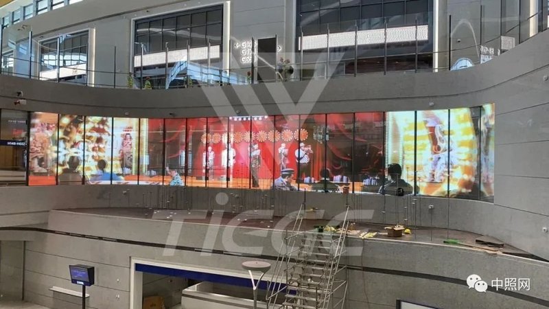 来，带你探秘上海浦东机场LED贴膜屏！