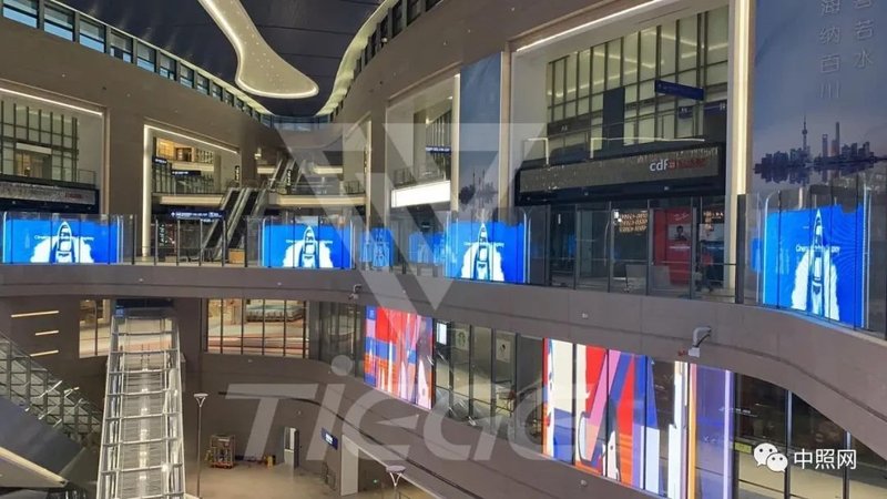 来，带你探秘上海浦东机场LED贴膜屏！