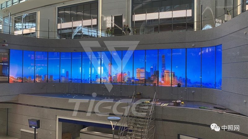 来，带你探秘上海浦东机场LED贴膜屏！