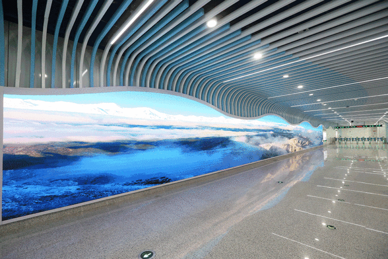 MiniLED屏首度亮相地铁站，意味着什么？