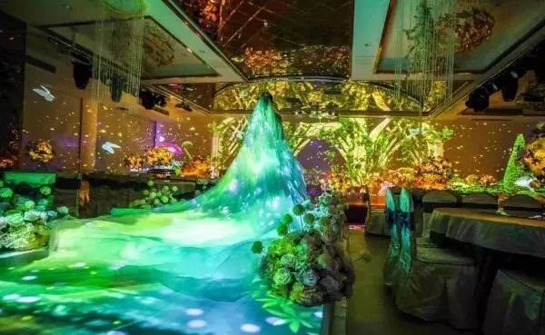 一个崭新的“技术对抗战场”！小间距LED与激光投影机，争锋沉浸式宴会厅