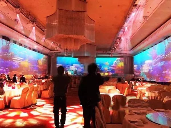 一个崭新的“技术对抗战场”！小间距LED与激光投影机，争锋沉浸式宴会厅