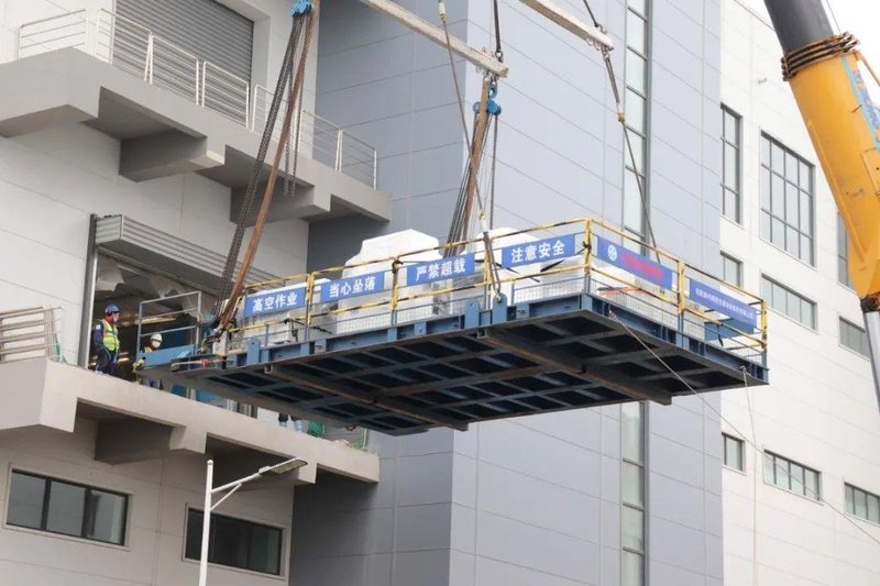 华锐光电首条模组设备顺利搬入