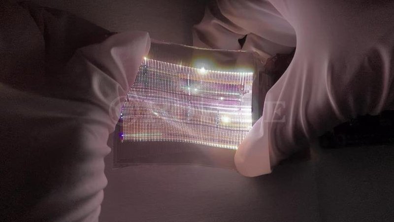 柔宇科技发布业内首个Micro-LED弹力柔性屏技术