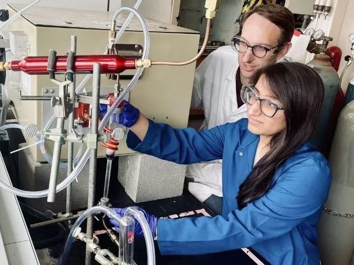 研究进展！新设计的LED灯泡原型发出的蓝光更少