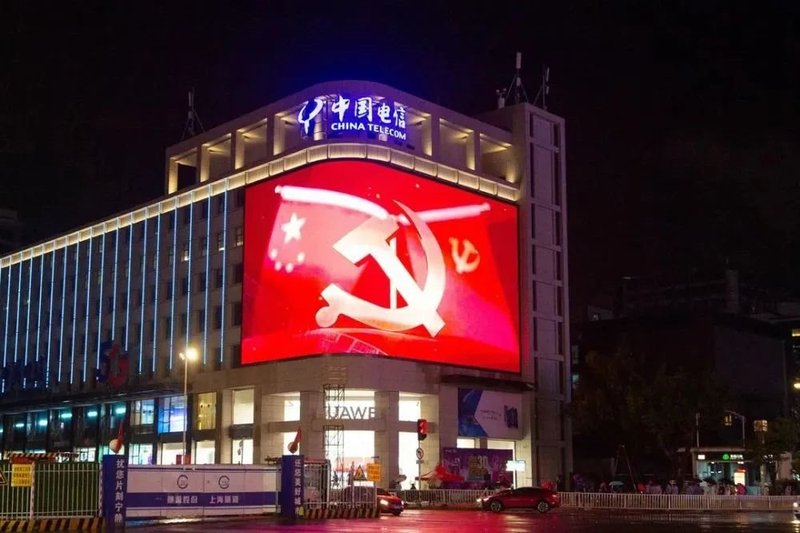 献礼建党百年，福建首个8K裸眼3D巨屏点亮福州东街口！