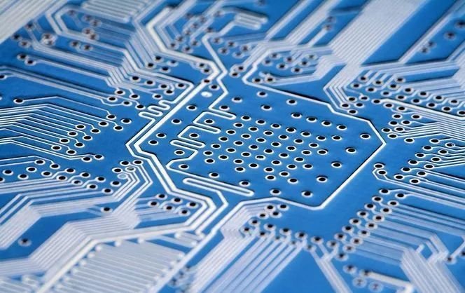 “拱手让江山”？重投16.5亿的Mini LED玻璃基板与PCB板的博弈局