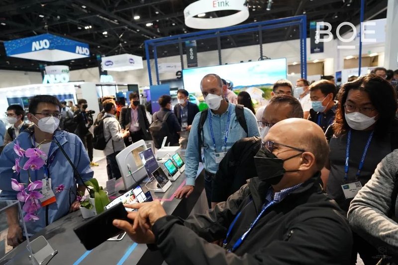 京东方95英寸8K OLED显示屏亮相