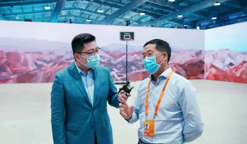 北京市委书记蔡奇走访服贸会，体验利亚德沉浸式显示解决方案