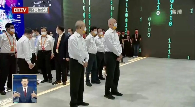 北京市委书记蔡奇走访服贸会，体验利亚德沉浸式显示解决方案