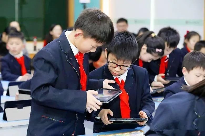 科伦特折叠升降一体机  助力温州AI智慧实验室数智升级