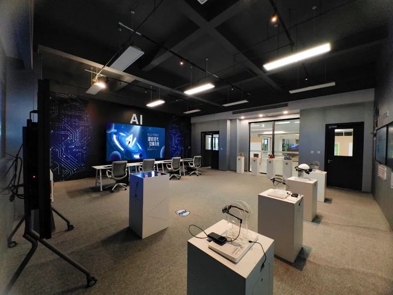 科伦特折叠升降一体机  助力温州AI智慧实验室数智升级