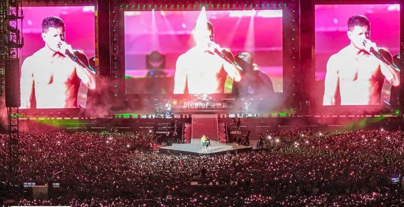 案例集锦丨UT透明屏助力全球歌星震撼开唱