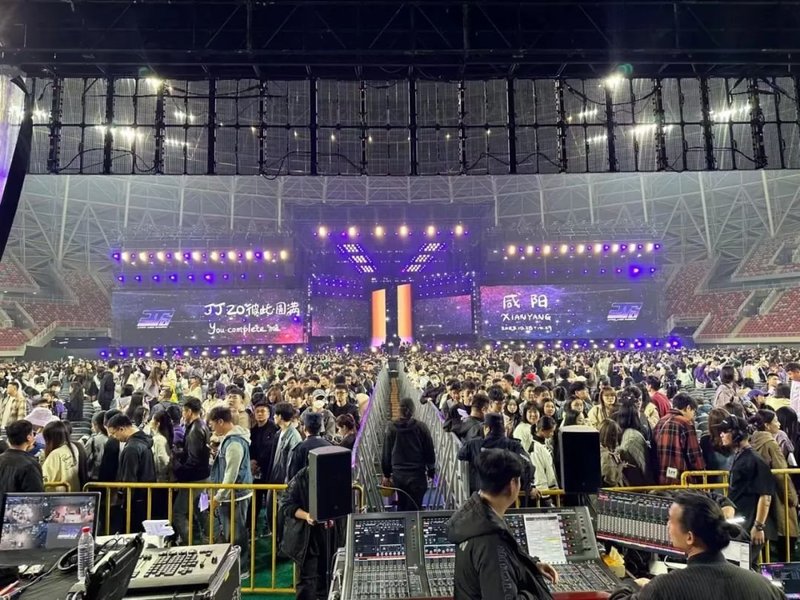 案例集锦丨UT透明屏助力全球歌星震撼开唱