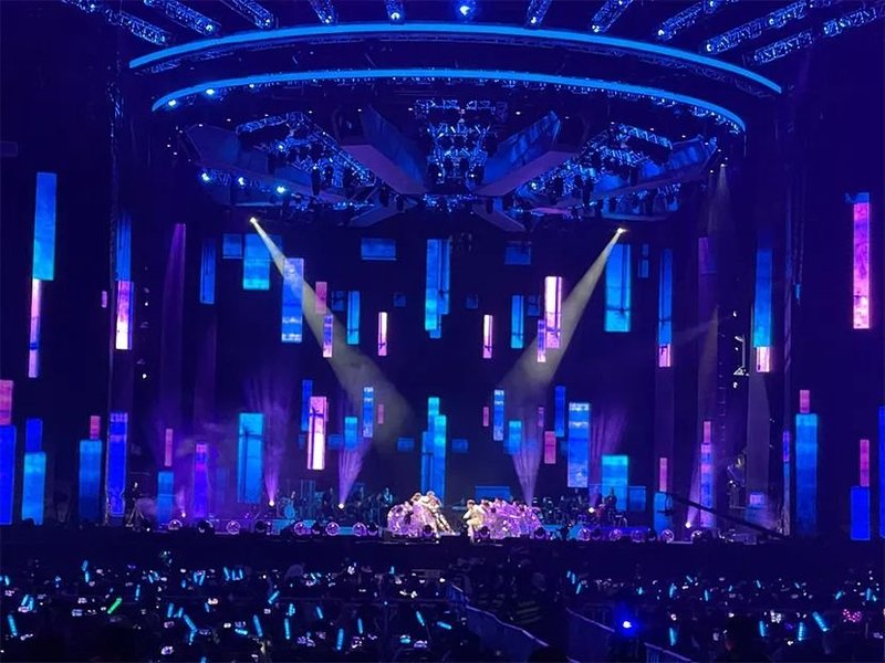 热搜刷屏舞台背后的LED显示屏，让人直呼“泰裤啦！”