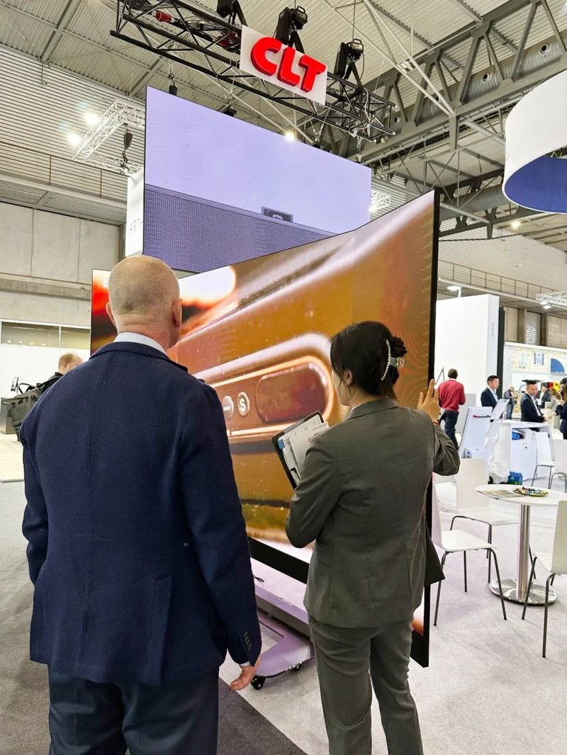 全自动升降折叠AI一体机全球首发  科伦特闪耀ISE2024