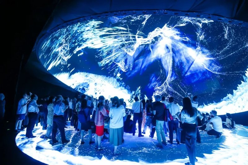 南京德基 x 全球顶流巨星Beeple，洲明光显助力呈现史诗级大展