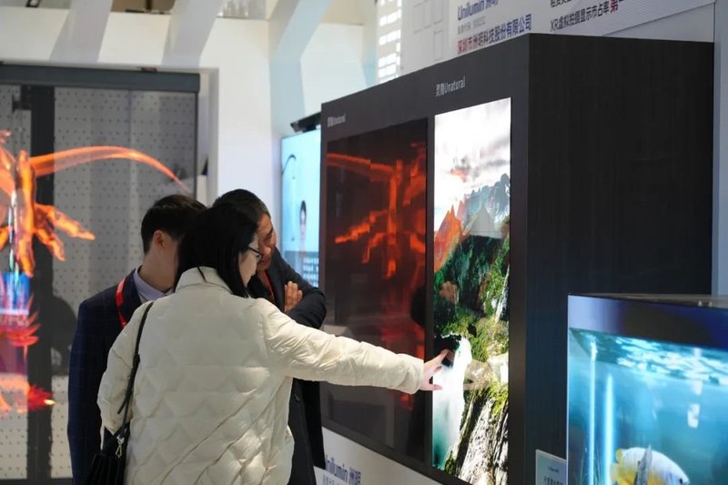 MIP全息透明屏、装饰屏、屏形机器人......洲明“LED+AI”成果引领显示潮流