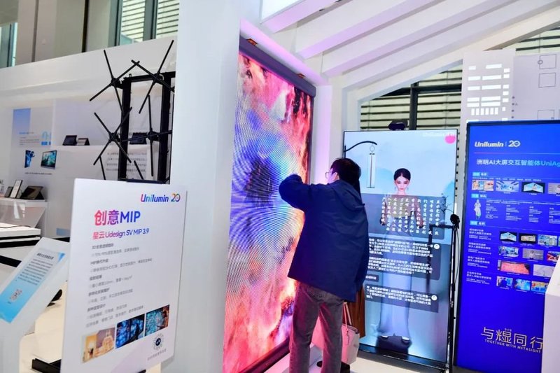 MIP全息透明屏、装饰屏、屏形机器人......洲明“LED+AI”成果引领显示潮流