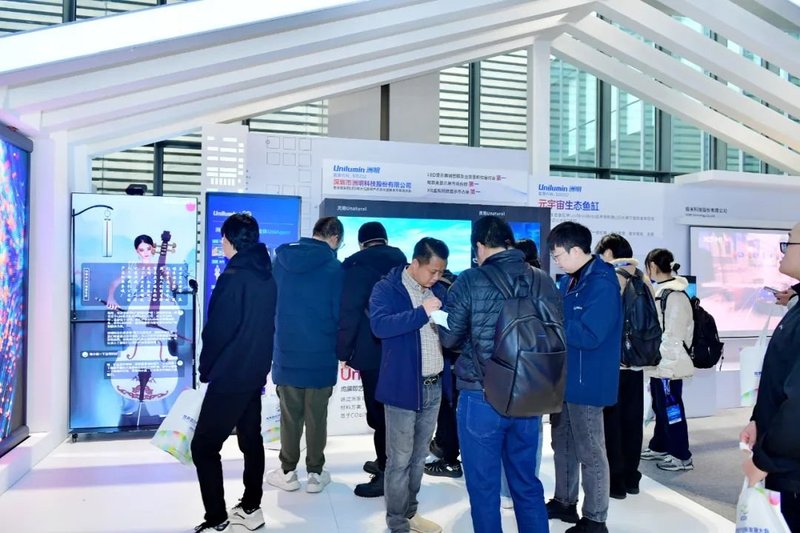 MIP全息透明屏、装饰屏、屏形机器人......洲明“LED+AI”成果引领显示潮流