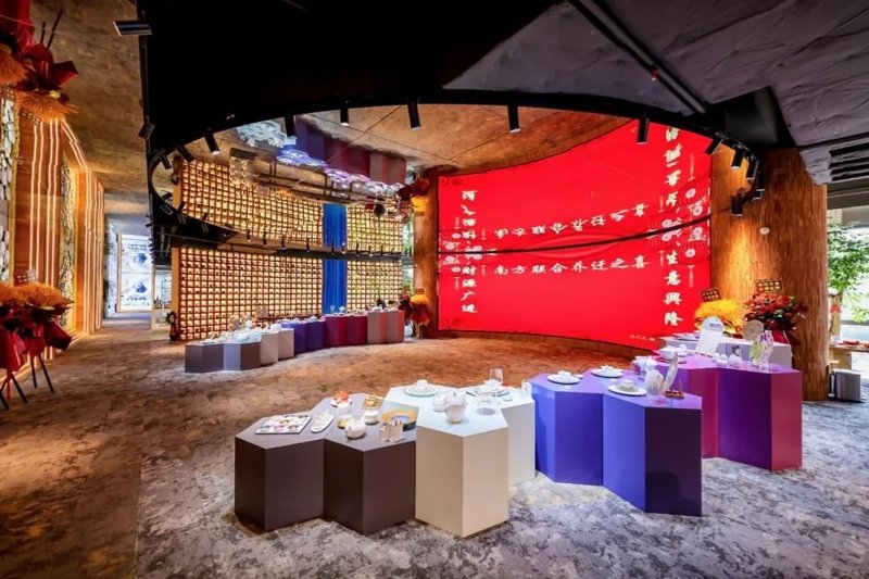 雷曼康硕展LED弧面屏点亮名企展厅，匠心打造奢华体验