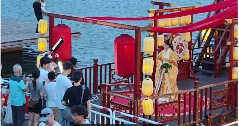 CCTV报道 | 利亚德倾情打造行浸式光影盛宴《如意·龙湖》，闪耀郑州！