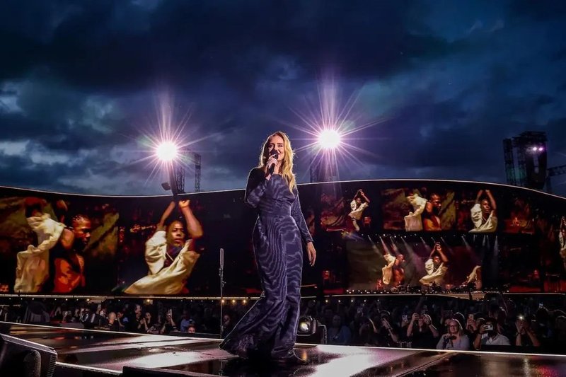 世界最大户外连续性LED显示屏！国星光电为歌星阿黛尔演唱会“增光添彩”