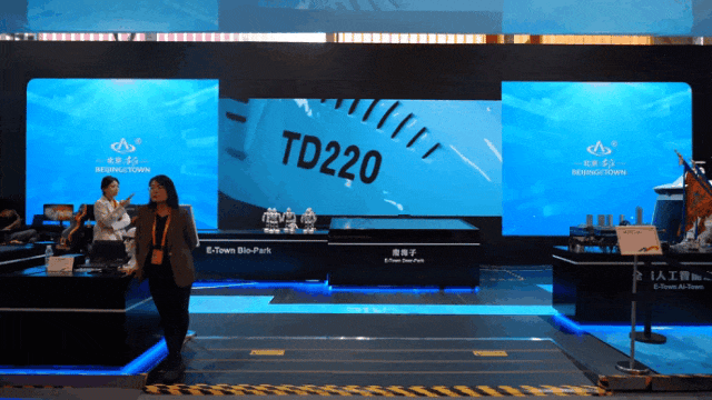 连续5年亮相服贸会 | 利亚德“智能显示”+“AI与空间计算”技术硬控全场