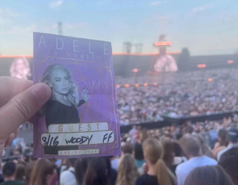 世界最大！仅此一块！世界歌星阿黛尔慕尼黑演唱会掀起演唱会的巨屏风潮！