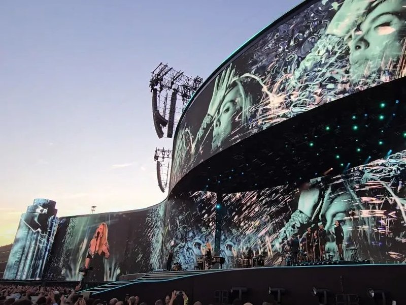 世界最大！仅此一块！世界歌星阿黛尔慕尼黑演唱会掀起演唱会的巨屏风潮！