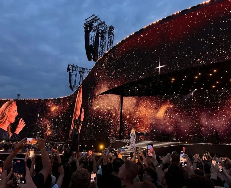 世界最大！仅此一块！世界歌星阿黛尔慕尼黑演唱会掀起演唱会的巨屏风潮！