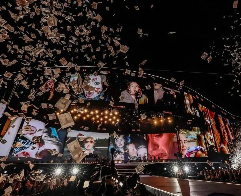 世界最大！仅此一块！世界歌星阿黛尔慕尼黑演唱会掀起演唱会的巨屏风潮！