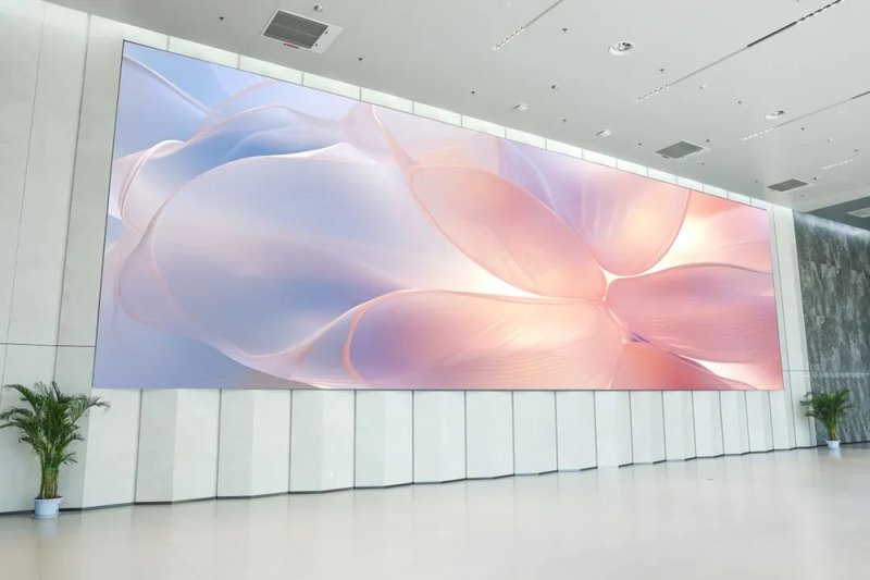 2032㎡！雷曼LED大屏点亮西安咸阳国际机场，带您沉浸式体验“冲上云霄”